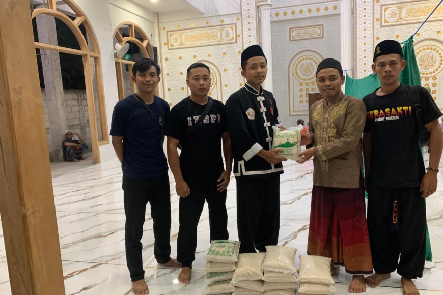 Bukti Pendekar Bawa Manfaat, IKSPI Kera Sakti Semen Pinggir Salurkan Zakat dan Buka Bersama Warga