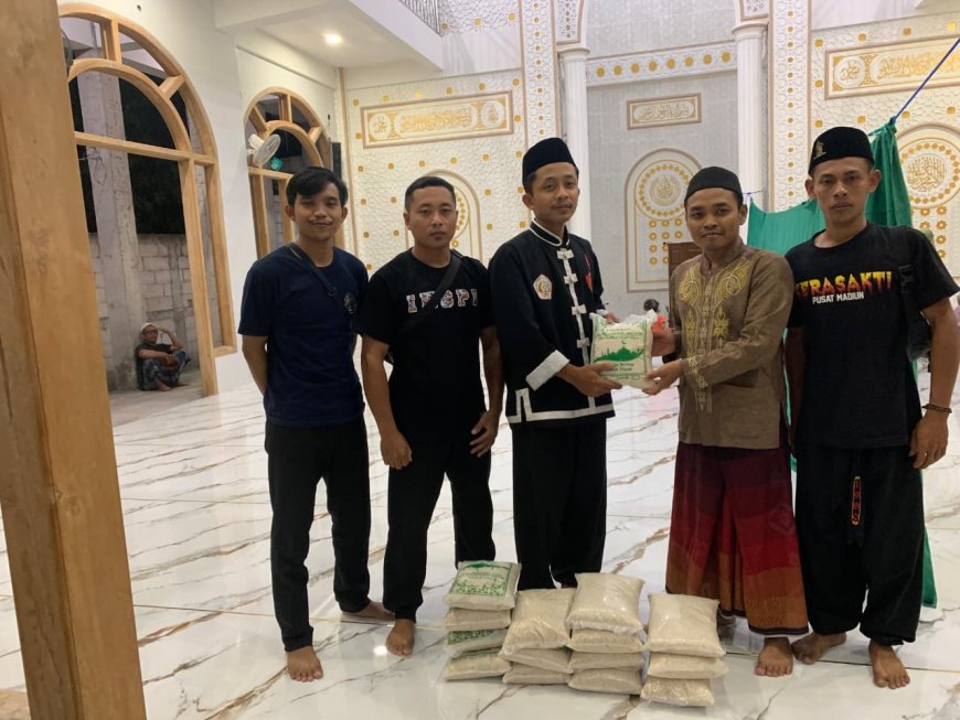 Bukti Pendekar Bawa Manfaat, IKSPI Kera Sakti Semen Pinggir Salurkan Zakat dan Buka Bersama Warga