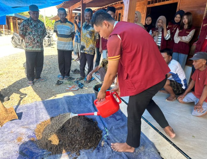 Olah Limbah Kohe Menjadi Pupuk Organik, Mahasiswa KKN TK Unigoro Dukung Pelestarian Lingkungan