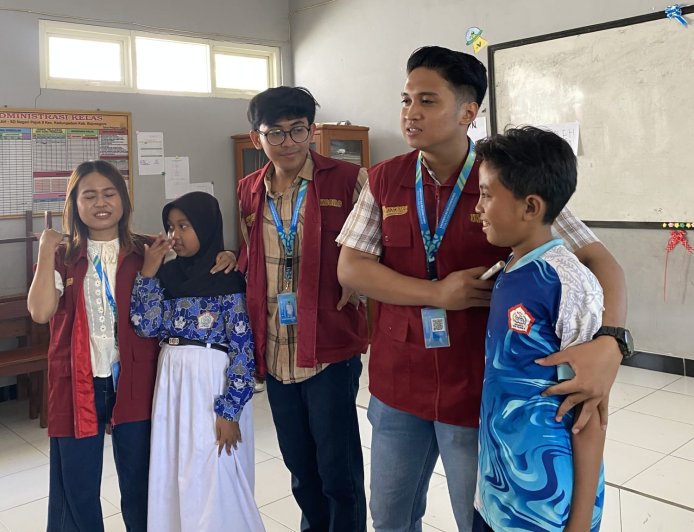Tanamkan Sikap Saling Menghargai Sejak Dini, KKN TK 03 Unigoro Gelar Edukasi Anti-Bullying di SD Negeri Pejok 2