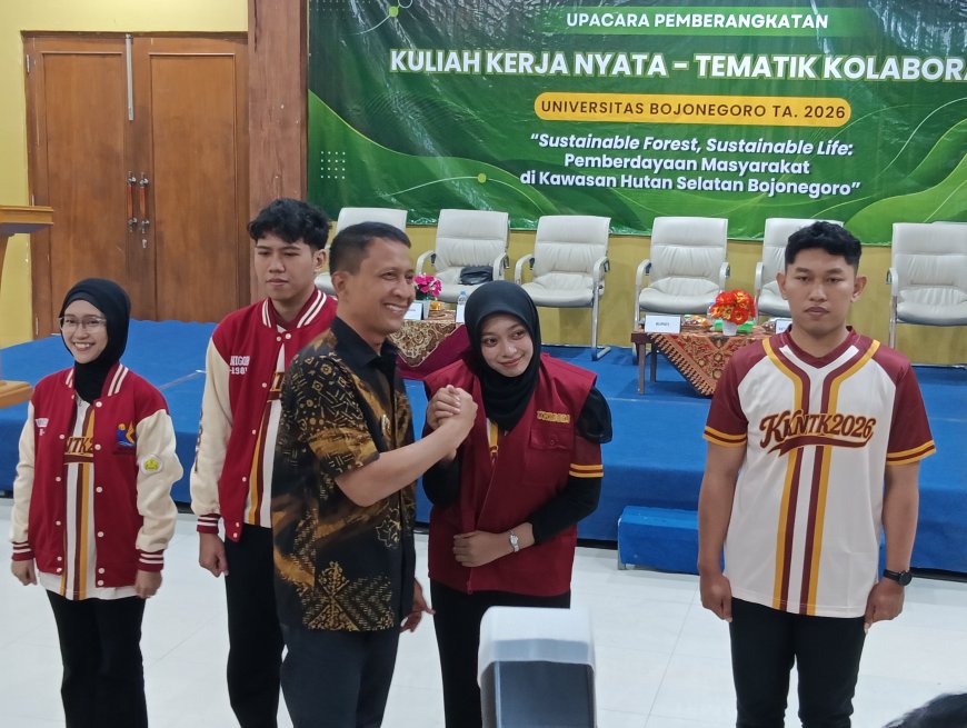  Penyematan atribut KKN oleh Bupati Bojonegoro Setyo Wahono