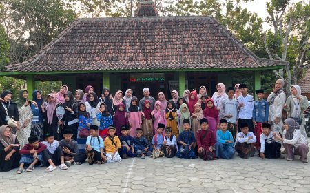 Pemberian Meja Ngaji oleh KKN-TK 13 Unigoro, Dukung Kegiatan Mengaji Anak-Anak di Masjid Jami Nurul Ulum