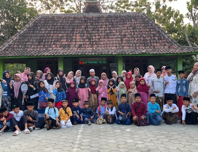 Pemberian Meja Ngaji oleh KKN-TK 13 Unigoro, Dukung Kegiatan Mengaji Anak-Anak di Masjid Jami Nurul Ulum