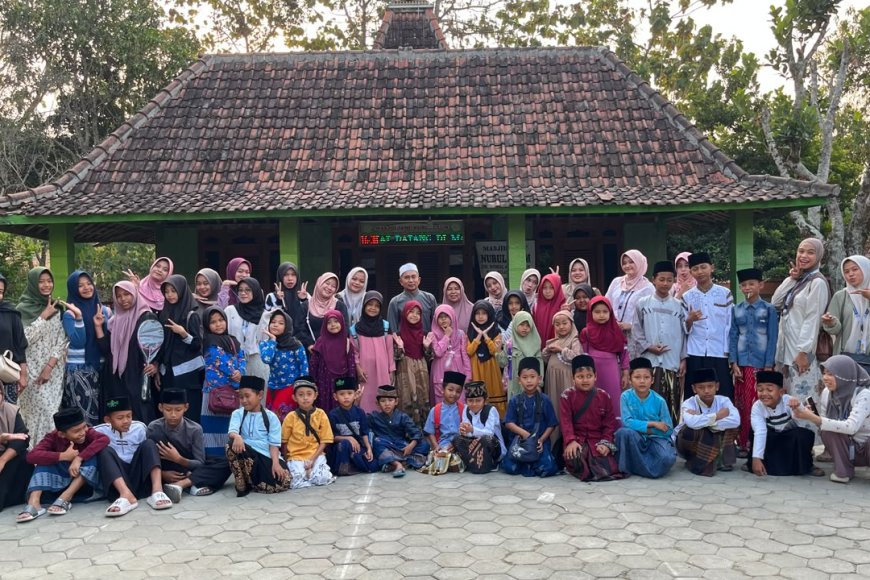 Pemberian Meja Ngaji oleh KKN-TK 13 Unigoro, Dukung Kegiatan Mengaji Anak-Anak di Masjid Jami Nurul Ulum