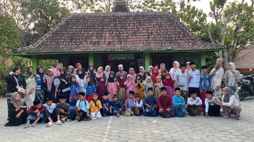 Pemberian Meja Ngaji oleh KKN-TK 13 Unigoro, Dukung Kegiatan Mengaji Anak-Anak di Masjid Jami Nurul Ulum